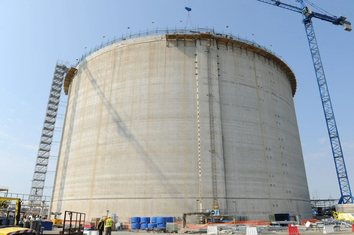 Opóźnia się oddanie do użytku terminalu gazu skroplonego LNG w Świnoujściu. Minister Skarbu Państwa podpisał nowy harmonogram budowy, który zakłada oddanie terminalu aż o pół roku później niż planowano.