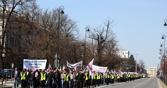 Kto nie musi, niech jutro nie przyjeżdża do śródmieścia Warszawy - wzywa prezydent stolicy Hanna Gronkiewicz-Waltz w związku z manifestacjami związkowców. Stolicę czeka jutro 6 marszów i 2 manifestacje stacjonarne - w sumie z udziałem ok. 20 tysięcy osób.