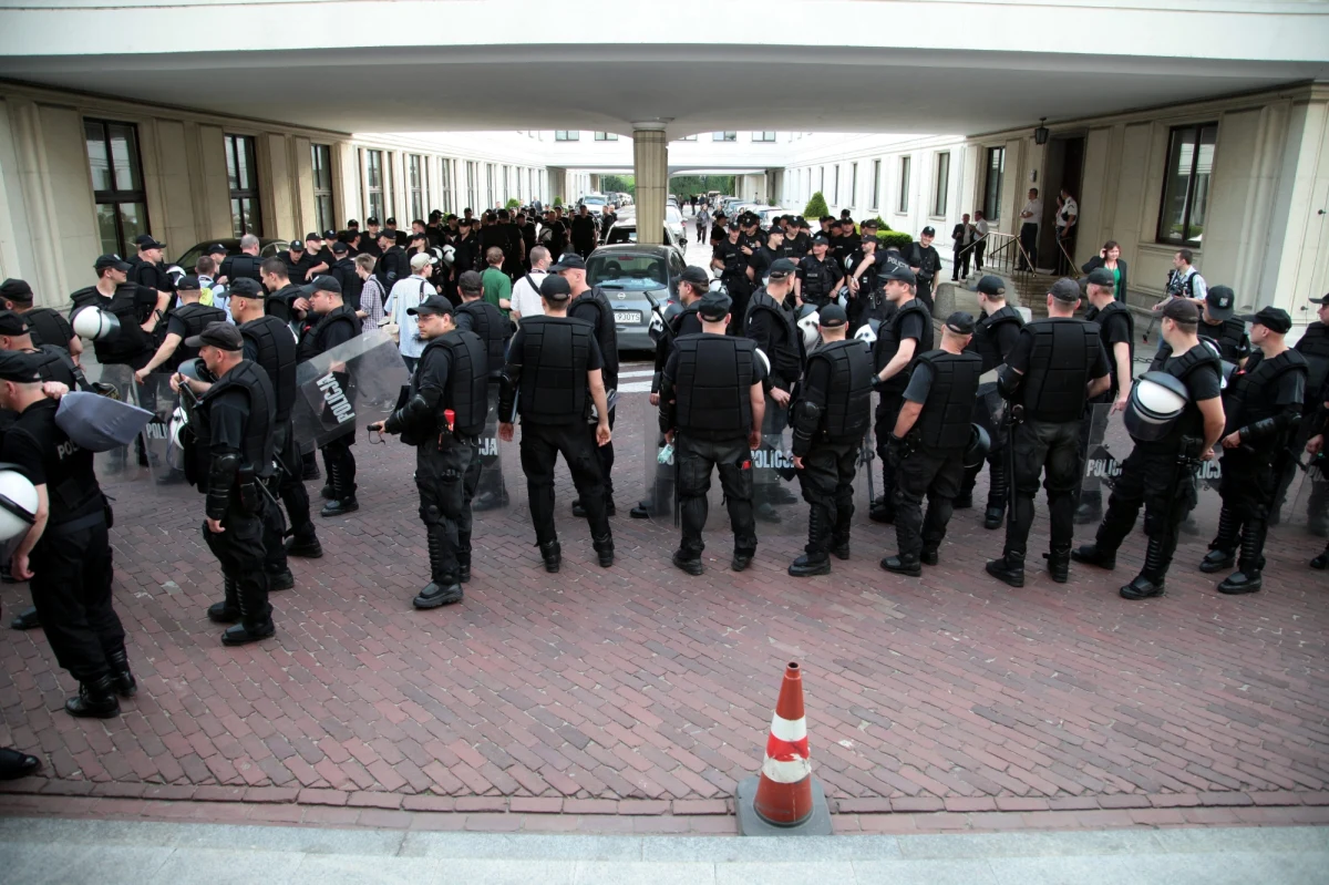 Stołeczna policja ma nowy sposób na gaszenie konfliktów podczas demonstracji. Podczas jutrzejszych i sobotnich przemarszów Solidarności na miasto wysłani zostaną policjanci ze stworzonego niedawno "zespołu antykonfliktowego". W sumie porządku podczas demonstracji w stolicy będzie strzec kilkuset stróżów prawa. 