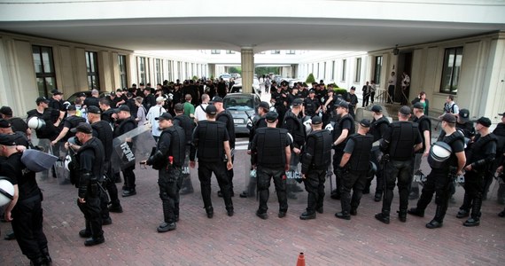 Stołeczna policja ma nowy sposób na gaszenie konfliktów podczas demonstracji. Podczas jutrzejszych i sobotnich przemarszów Solidarności na miasto wysłani zostaną policjanci ze stworzonego niedawno "zespołu antykonfliktowego". W sumie porządku podczas demonstracji w stolicy będzie strzec kilkuset stróżów prawa. 