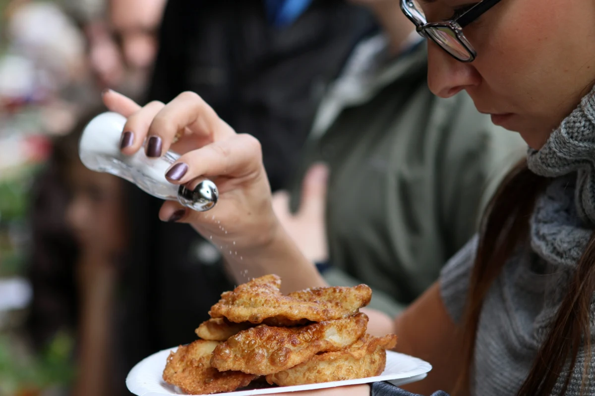 Nadmiar soli może prowadzić do nadciśnienia i chorób serca - przestrzegają od lat lekarze i nawołują, by mniej solić. Najnowsze badania naukowców z Uniwersytetu w Glasgow mogą jednak - choć częściowo - przywrócić soli dobre imię. Pisze o tym w najnowszym numerze czasopismo "Hypertension".