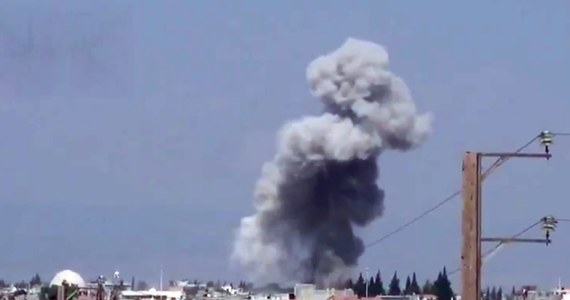 Syryjskie siły powietrzne po raz pierwszy od trzech tygodni znów zbombardowały bazy powstańców. Nowa ofensywa dowodzi, że prezydent Baszar el-Asad przestał się bać amerykańskiej operacji wojskowej - poinformowała syryjska opozycja. 