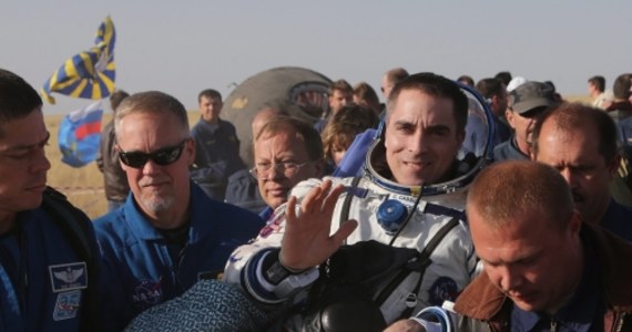 Trzej kosmonauci, którzy przez pięć miesięcy przebywali na Międzynarodowej Stacji Kosmicznej (ISS) wrócili na Ziemię. To dwaj Rosjanie i Amerykanin.