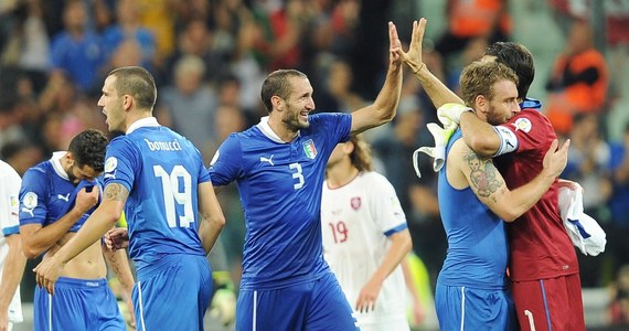 Reprezentacje Włoch i Holandii zapewniły sobie awans do piłkarskich mistrzostw świata w Brazylii. "Pomarańczowi" wygrali wczoraj z Andorą 2:0 po dwóch golach van Persiego, z kolei Italia pokonała Czechy 2:1. Po tym spotkaniu do dymisji podał się trener Czechów Michal Bilek.