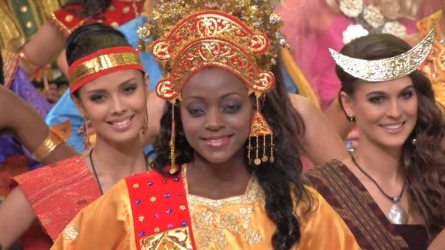 W Indonezji wrze. Tamtejsza społeczność muzułmańska protestuje przeciwko konkursowi Miss World, który odbędzie się w tym kraju, na wyspie Bali. Organizatorzy uważają, by nie urazić uczuć muzułmanów - dlatego w tym roku po raz pierwszy w historii konkursu jego uczestniczki... nie wystąpią w bikini. 

Zamiast tego założą tradycyjne sarongi – spódnice upięte z jednego płata tkaniny. Radykałom to jednak nie wystarcza – ich zdaniem, konkursy piękności to tylko pretekst, by ukazywać te części kobiecego ciała, które nie powinny być eksponowane...