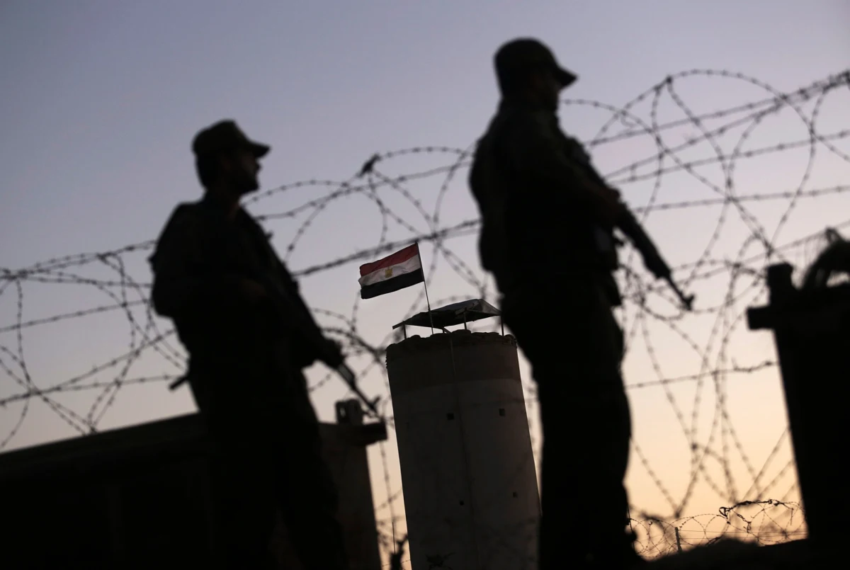 Co najmniej trzech żołnierzy zginęło, a 10 odniosło obrażenia w zamachu bombowym na siedzibę egipskiego wywiadu na Synaju - poinformowały siły bezpieczeństwa. Od soboty wojska egipskie prowadzą ofensywę przeciwko islamistycznym bojownikom na półwyspie.