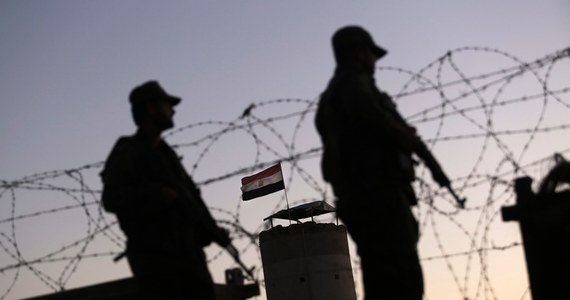 Co najmniej trzech żołnierzy zginęło, a 10 odniosło obrażenia w zamachu bombowym na siedzibę egipskiego wywiadu na Synaju - poinformowały siły bezpieczeństwa. Od soboty wojska egipskie prowadzą ofensywę przeciwko islamistycznym bojownikom na półwyspie.