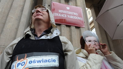 Protest przed MEN. W ruch poszły szable