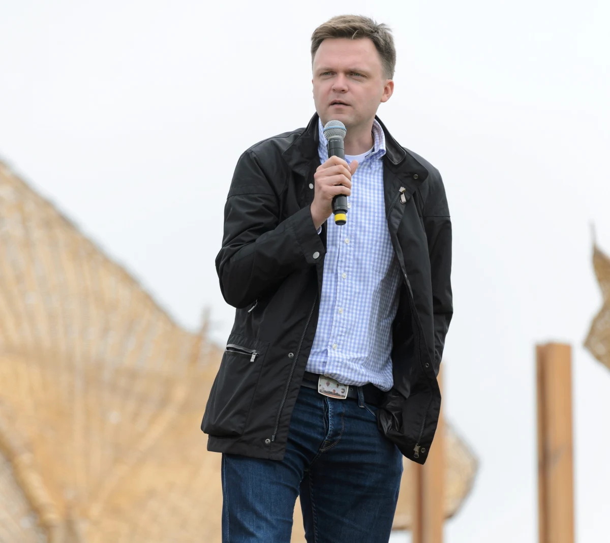 To zdjęcie „zrzuciłem” sobie na desktop komputera i przyglądam mu się od kilku dni. Papież Franciszek podczas oficjalnej wizyty w Watykanie jordańskiej pary królewskiej królowi uścisnął dłoń, a przed królową Ranią dodatkowo lekko się skłonił.