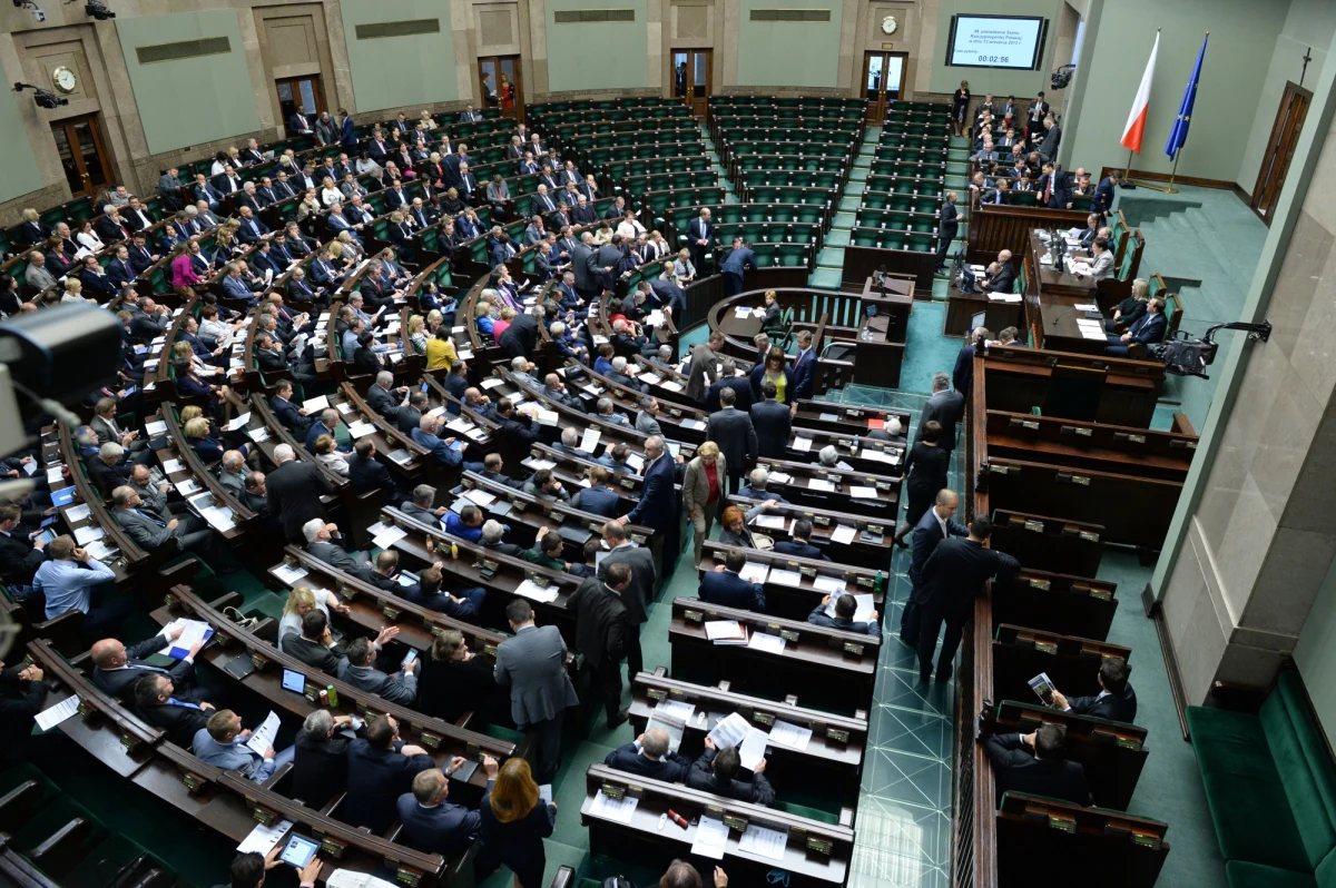 Sejm znowelizował budżet na 2013 r., zwiększając dopuszczalny deficyt mniej więcej o 16 mld zł do 51,5 mld zł. Powodem zmiany są - jak tłumaczył rząd - istotnie niższe od zakładanych tegoroczne wpływy podatkowe budżetu państwa.