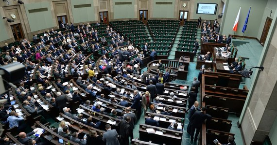 Sejm znowelizował budżet na 2013 r., zwiększając dopuszczalny deficyt mniej więcej o 16 mld zł do 51,5 mld zł. Powodem zmiany są - jak tłumaczył rząd - istotnie niższe od zakładanych tegoroczne wpływy podatkowe budżetu państwa.