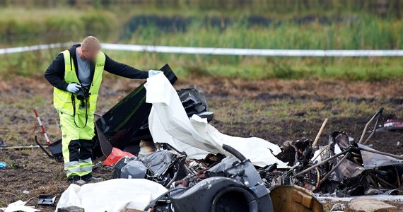 Trzy osoby zginęły w katastrofie lotniczej śmigłowca w Starej Kiszewie w woj. pomorskim. Maszyna spadła na pole i się zapaliła. Strażakom - jak informuje nasz dziennikarz Piotr Bułakowski - udało się już ugasić pożar maszyny.