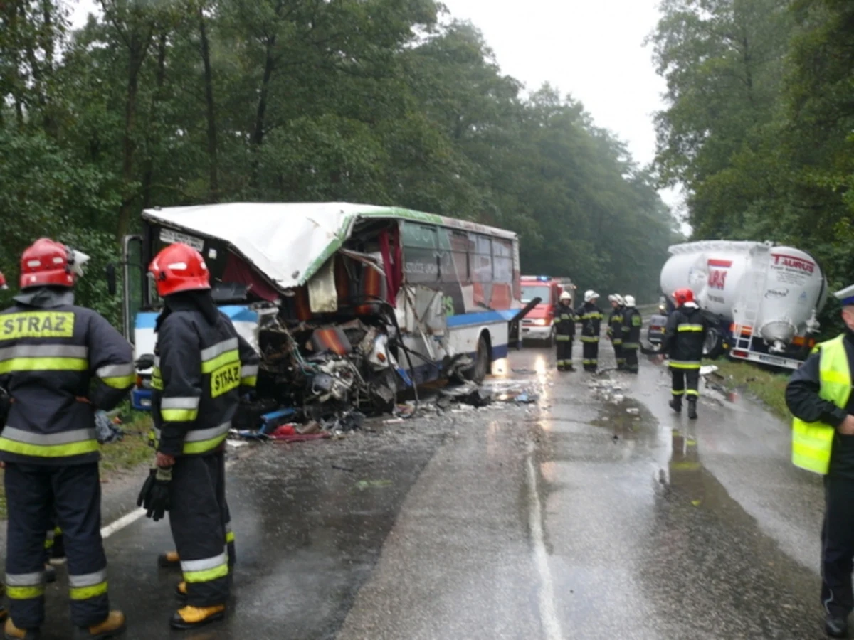 Zarzut spowodowania zderzenia z autobusem PKS postawiła prokuratura we Włocławku (Kujawsko-Pomorskie) kierowcy cysterny. W środę w Józefowie w wypadku zginęły dwie osoby, a sześć zostało rannych.  
