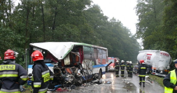 Zarzut spowodowania zderzenia z autobusem PKS postawiła prokuratura we Włocławku (Kujawsko-Pomorskie) kierowcy cysterny. W środę w Józefowie w wypadku zginęły dwie osoby, a sześć zostało rannych.  