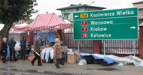 Interwencja RMF FM przyniosła efekt! Władze Jędrzejowa (Świętokrzyskie) znajdą miejsce na tymczasowy plac targowy. Kupcy będą mogli handlować w godziwych warunkach już za kilka tygodni. Takie zapewnienie usłyszał w urzędzie miasta Maciej Grzyb.