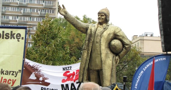 Podczas happeningu przed Sejmem liderzy związków zawodowych odsłonili pomnik premiera. Przedstawia on Donalda Tuska w peruwiańskiej czapce z piłką pod pachą. Umieszczono pod nim napis "premierowi naród". Pomnik wykonano ze styropianu.