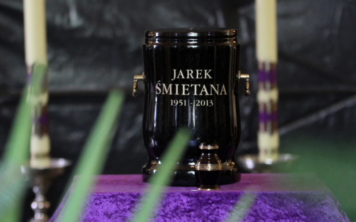 W Alei Zasłużonych na Cmentarzu Rakowickim w Krakowie pochowany został wybitny gitarzysta jazzowy Jarosław Śmietana. "Odszedł muzyk, który współtworzył klimat Krakowa, wielka indywidualność" - podkreślali uczestnicy uroczystości. 