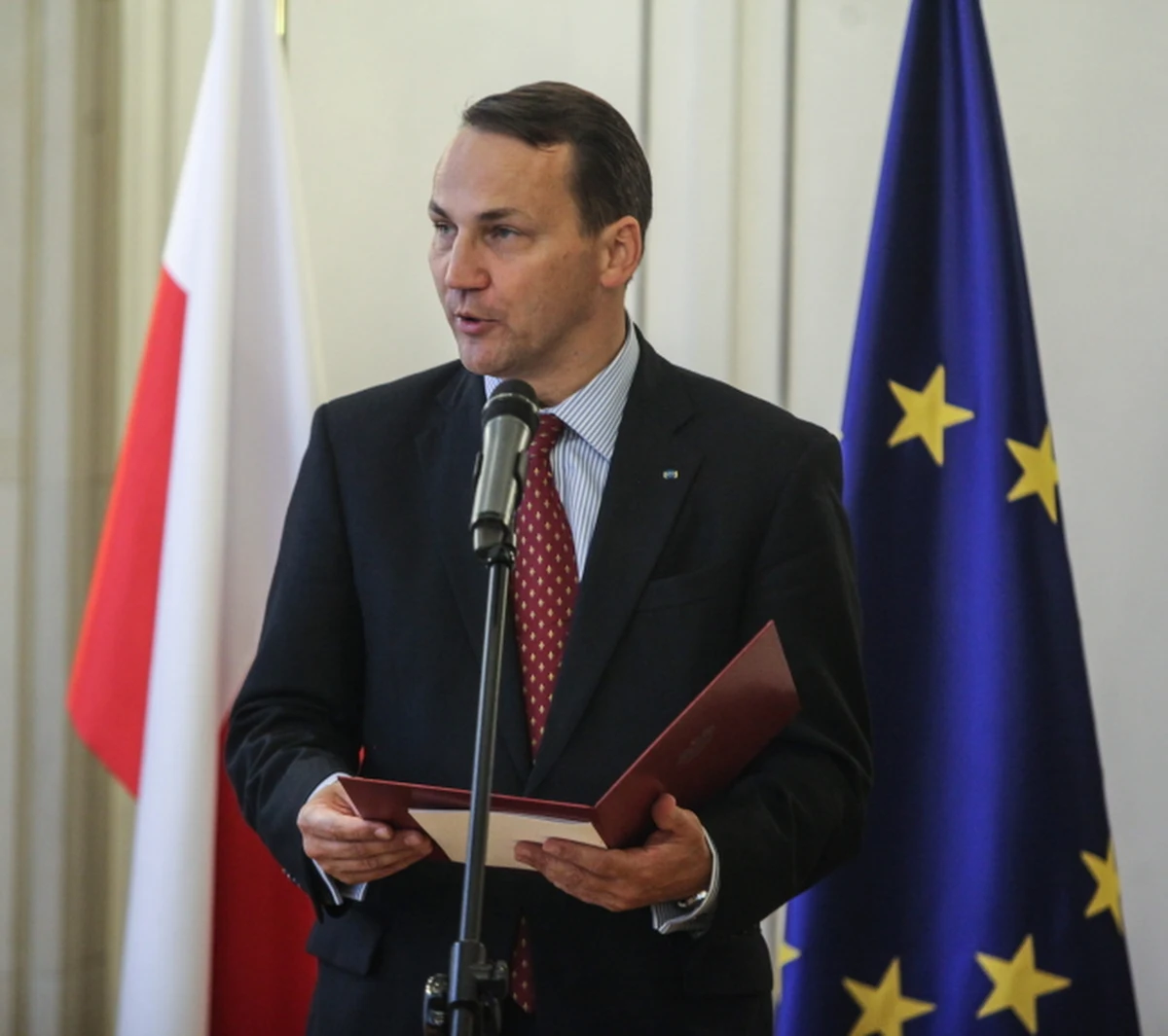 Aktywny udział szefa polskiego MSZ Radosława Sikorskiego w powstaniu planu dla Syrii może pomóc mu w zdobyciu w 2014 roku stanowiska sekretarza generalnego NATO lub szefa dyplomacji Unii Europejskiej – twierdzi niemiecki dziennik "Frankfurter Allgemeine Zeitung".