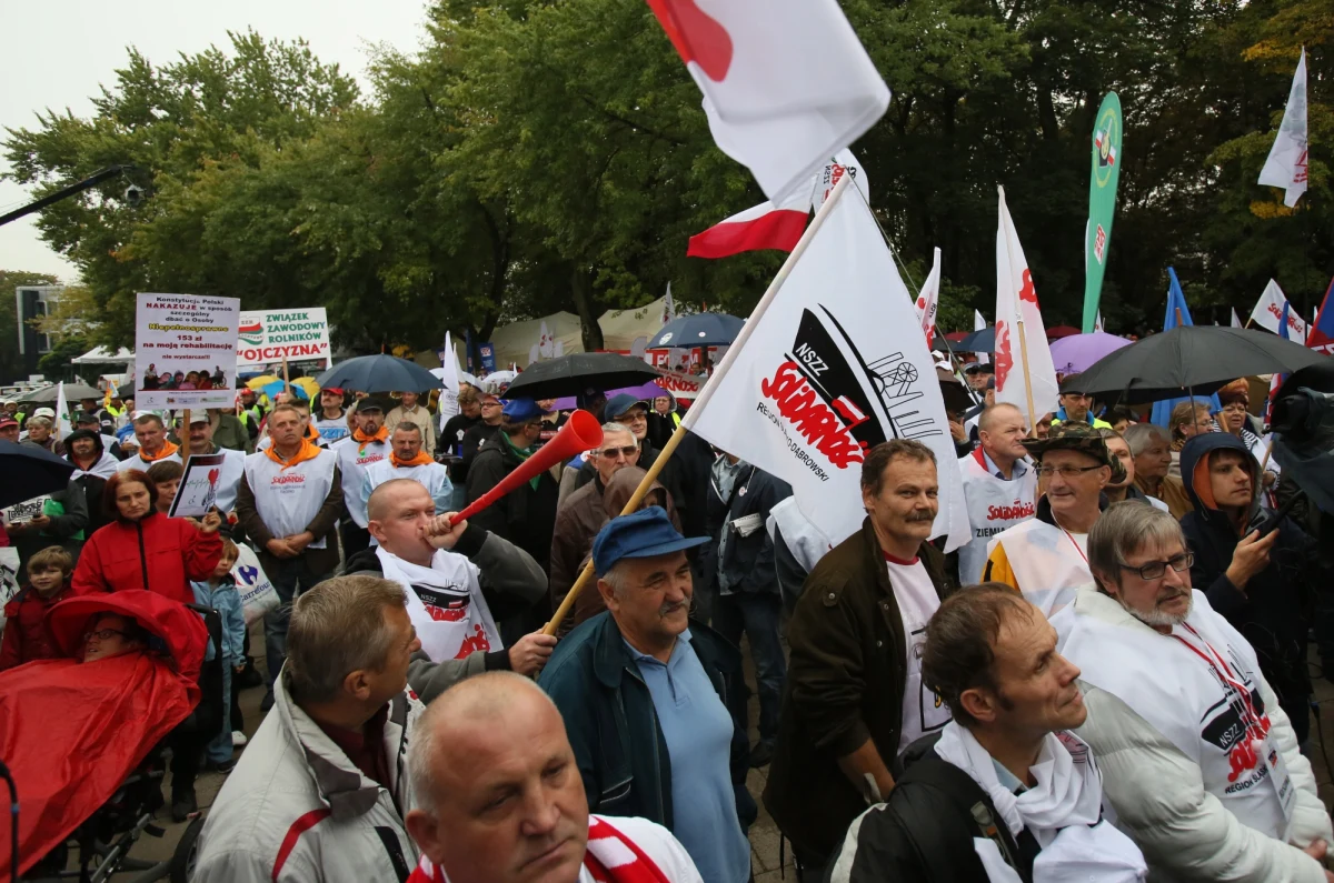 Aż osiem manifestacji przejdzie dziś ulicami Warszawy! Weźmie w nich udział nawet 100 tysięcy osób. Należy liczyć się z bardzo poważnymi utrudnieniami komunikacyjnymi między godziną 10.30 a 19.00.