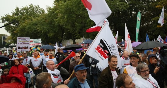 Aż osiem manifestacji przejdzie dziś ulicami Warszawy! Weźmie w nich udział nawet 100 tysięcy osób. Należy liczyć się z bardzo poważnymi utrudnieniami komunikacyjnymi między godziną 10.30 a 19.00.