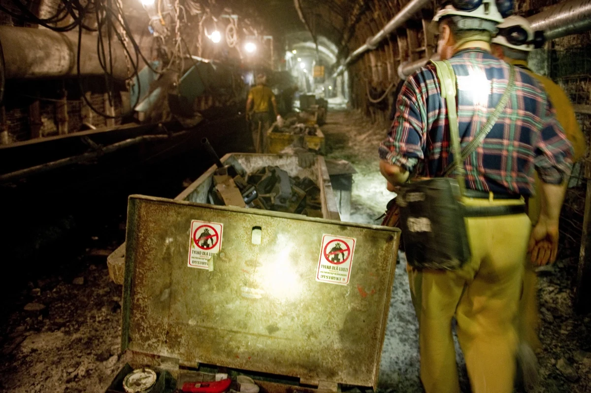 Śmiertelny wypadek w kopalni Sobieski w Jaworznie na Śląsku. Na nocnej zmianie zginął tam górnik, który został przysypany węglem. Dwóch innych zostało lżej rannych. Informację o zdarzeniu otrzymaliśmy na Gorącą Linię RMF FM.