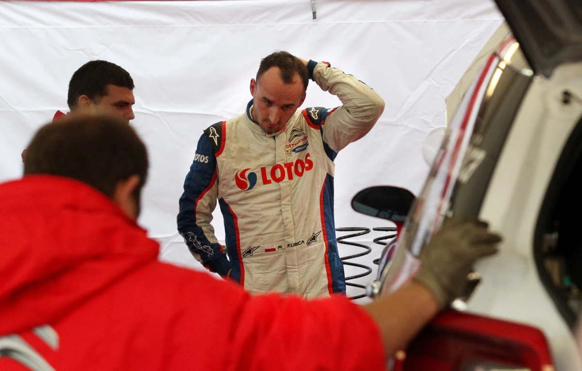Robert Kubica (Citroen DS3 RRC) zrezygnował ze startu do niedzielnego etapu 70. Rajdu Polski, który jest dziewiątą rundą samochodowych mistrzostw Europy. Na ostatnim sobotnim oesie po uderzeniu w leżący na poboczu kamień w aucie polskiego kierowcy urwało się przednie prawe koło.