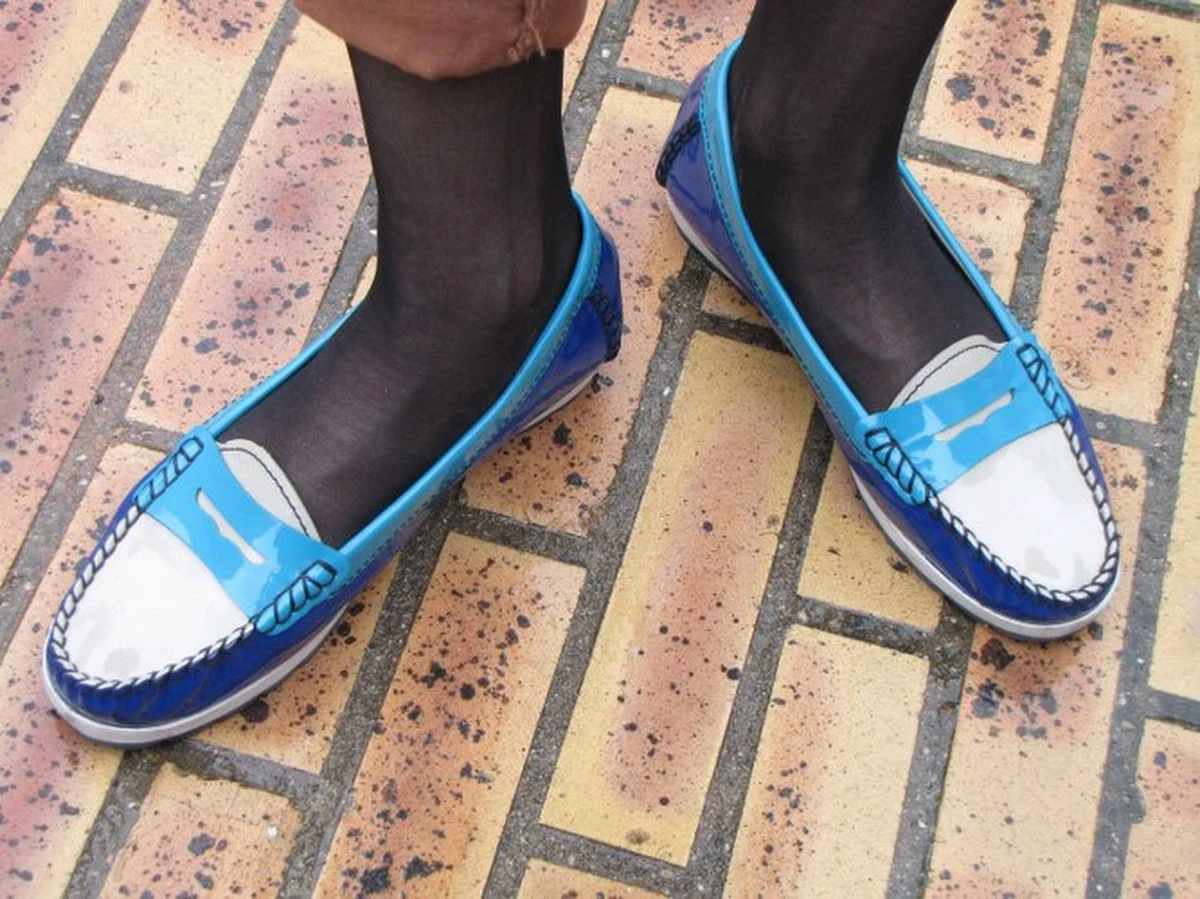 Kozaki i botki w stylu rockandrollowym, jeździeckim lub motocyklowym - z ćwiekami, klamrami i długimi sznurowadłami - to „deszczowa” moda w Paryżu. W światowej stolicy mody większość pan i panów „bojkotuje” kalosze – nawet kiedy leje jak z cebra.