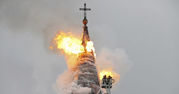 Zwarcie instalacji elektrycznej mogło być przyczyną pożaru wieży kościoła św. Wojciecha w Białymstoku. Ogień pojawił się wczoraj przed południem. Nikomu nic się nie stało, ale już teraz wiadomo, że straty są duże. 