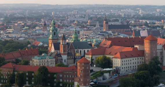 Aby poprawić fatalną jakość powietrza w Krakowie, tej zimy ma zacząć obowiązywać tam zakaz palenia węglem - pisze "Gazeta Wyborcza". Uchwałę zawierającą zakaz radni zamierzają przyjąć w październiku. 