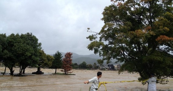 Tajfun Man-yi, uważany za jeden z najsilniejszych w tym sezonie, uderzył w Japonię. Władze nakazały ewakuację 260 tys. ludzi. Bez prądu jest około 80 tys. gospodarstw.  