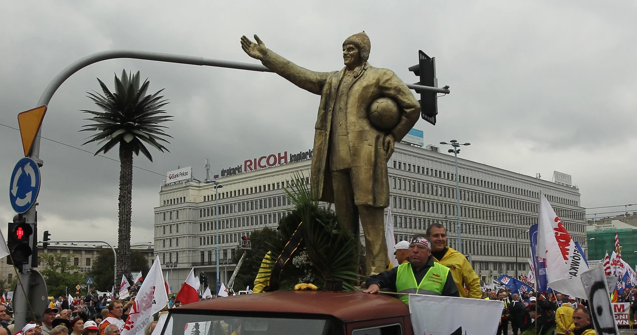 Pomnik premiera Donald Tuska przygotowany przez "Solidarność". 