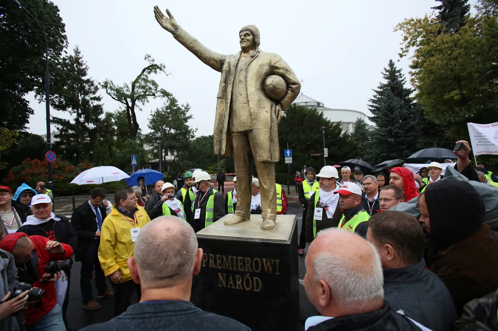 Złoty pomnik premiera Donalda Tuska w stroju piłkarskim