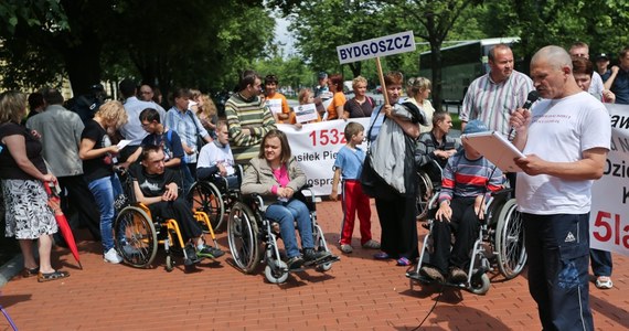 Najmniej 520, najwięcej 820 złotych. Jak ustaliła reporterka RMF FM Agnieszka Burzyńska, właśnie tyle wynosić będą zasiłki dla opiekunów osób niepełnosprawnych, którzy odzyskają prawo do takiej pomocy państwa.
