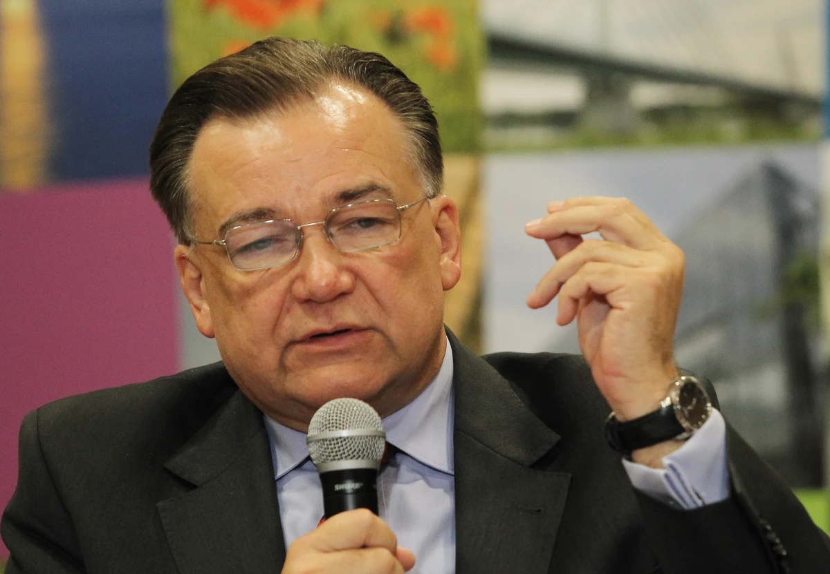 "Mazowsze płaci tyle, ile może" - mówi marszałek województwa mazowieckiego Adam Struzik i przelewa na konto ministerstwa finansów dokładnie 127 tysięcy 398 złotych i 48 groszy "janosikowego". A powinien zapłacić 55 milionów złotych. Różnicę zapłaci tylko wtedy, jeśli na koncie województwa pojawi się nadwyżka. Ministerstwo finansów grozi jednak nasłaniem na Mazowsze komornika.