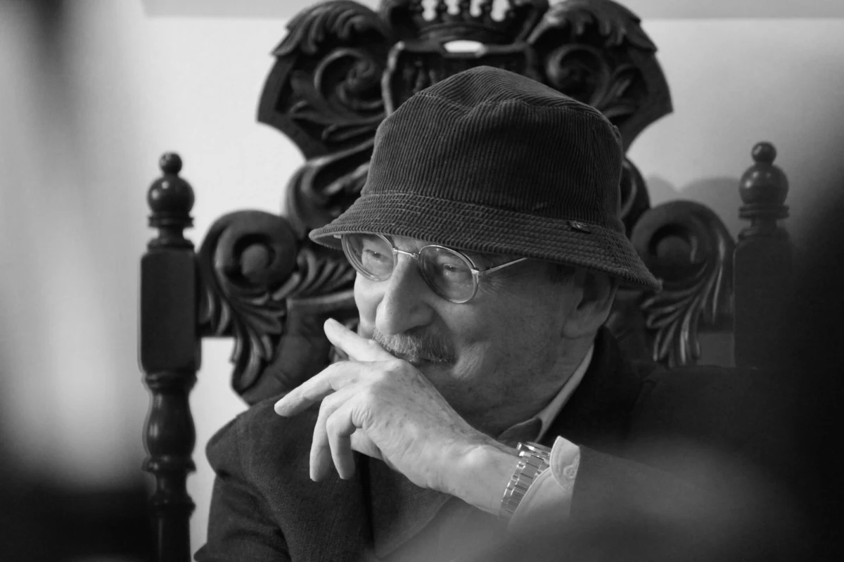 Sławomir Mrożek zostanie dziś pochowany w Panteonie Narodowym w Krakowie. Pożegnanie pisarza i dramaturga rozpocznie się od wystawienia urny z jego prochami i księgi kondolencyjnej w Barbakanie. To nawiązanie do oprawy, jaką miał w 1927 roku pochówek sprowadzonych do Polski po latach szczątków Juliusza Słowackiego.