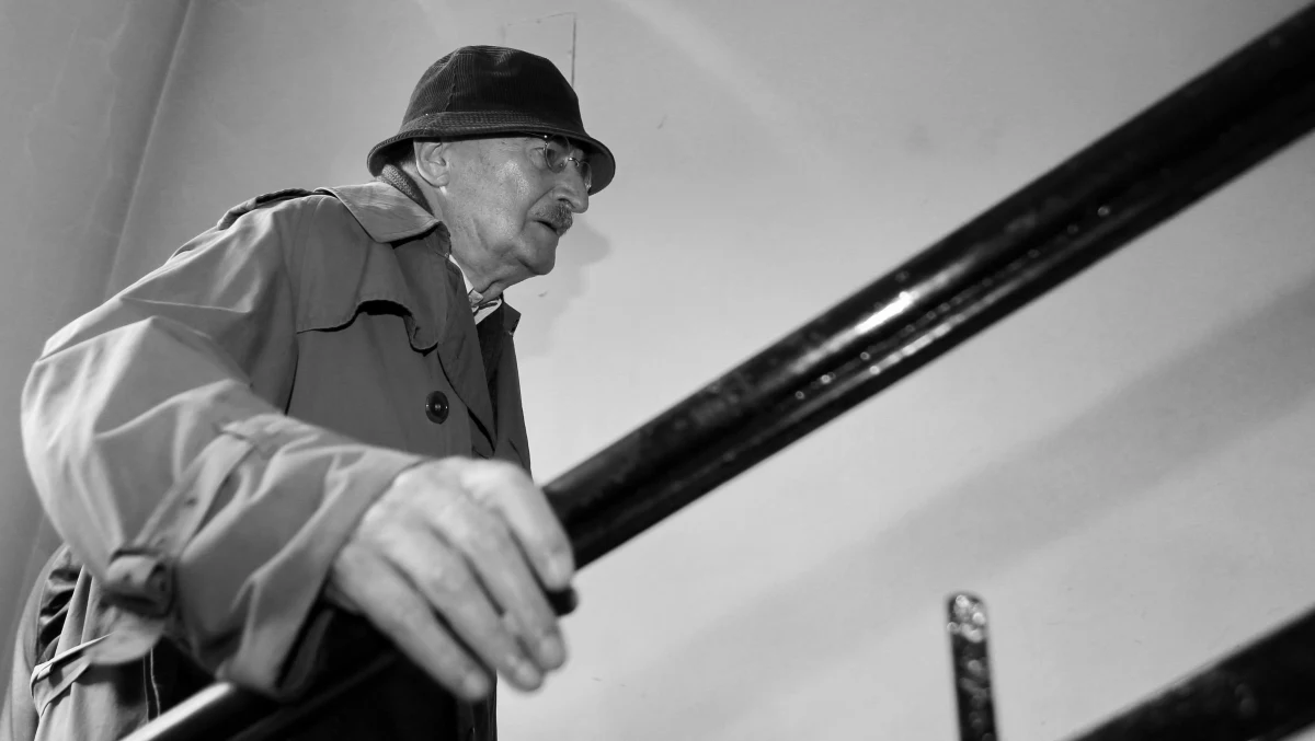 Na co dzień skryty i wycofany. Jego małomówność obrosła już legendą. Nieśmiałość i skromność, które wybijały się w przypadku Sławomira Mrożka na pierwszy plan, nie przeszkodziły mu jednak być postacią nietuzinkową i niezwykle barwną. Świadczą o tym anegdoty, które na jego temat od lat już krążą w świecie literackim. Przybliżamy je w dzień smutny, w którym żegnamy dramatopisarza. Niech zobrazują pełen dystansu odbiór rzeczywistości, jaki charakteryzował tego wielkiego literata.