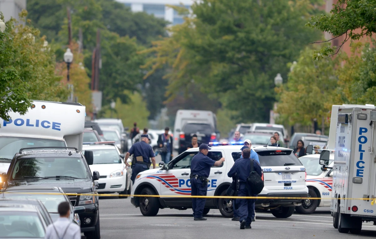 Co najmniej 13 osób zginęło w poniedziałek w strzelaninie w siedzibie dowództwa marynarki wojennej USA w Waszyngtonie, w tym jeden ze sprawców - poinformował burmistrz Waszyngtonu Vincent Gray. Ustalono już tożsamość zabitego napastnika. To 34-letni Aaron Alexis z Fort Worth w Teksasie. 