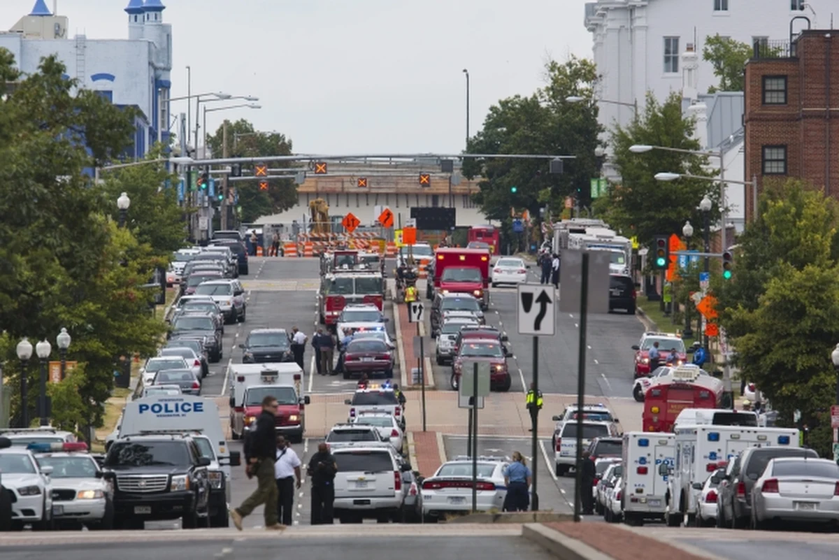 Waszyngtońska policja po kilkunastu godzinach niepewności poinformowała, że brak jest dowodów na to, że w budynku dowództwa Marynarki Wojennej strzelały dwie osoby. Wczoraj Aaron Alexis rano miejscowego czasu zastrzelił 12 osób. Sam zginął od policyjnych kul. 