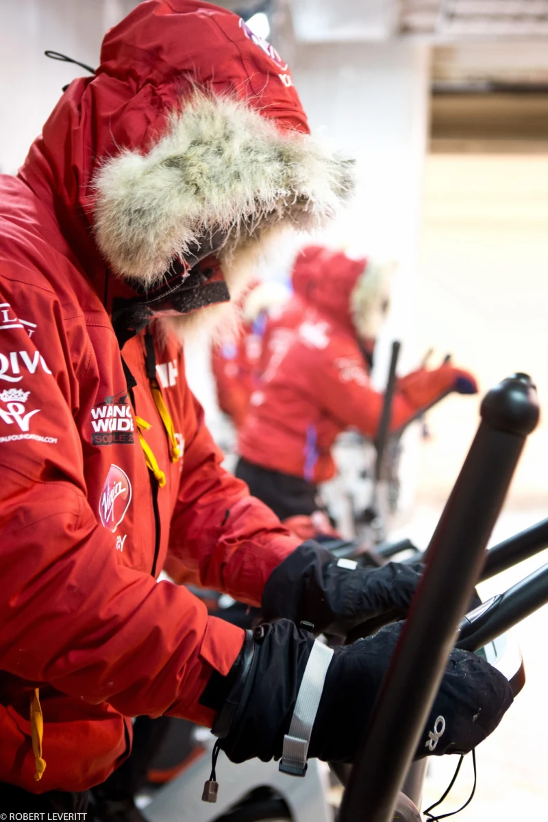 Młodszy syn brytyjskiego następcy tronu - książę Harry - musiał przez 20 godzin zmagać się z temperaturą sięgającą minus 55 stopni Celsjusza. W gigantycznych komorach chłodniczych stojących w hrabstwie Warwickshire precyzyjnie odtworzono warunki panujące na Antarktydzie - gwałtowne zmiany pogody, spadki temperatury, nawet lodową burzę – podaje telewizja Sky News. 