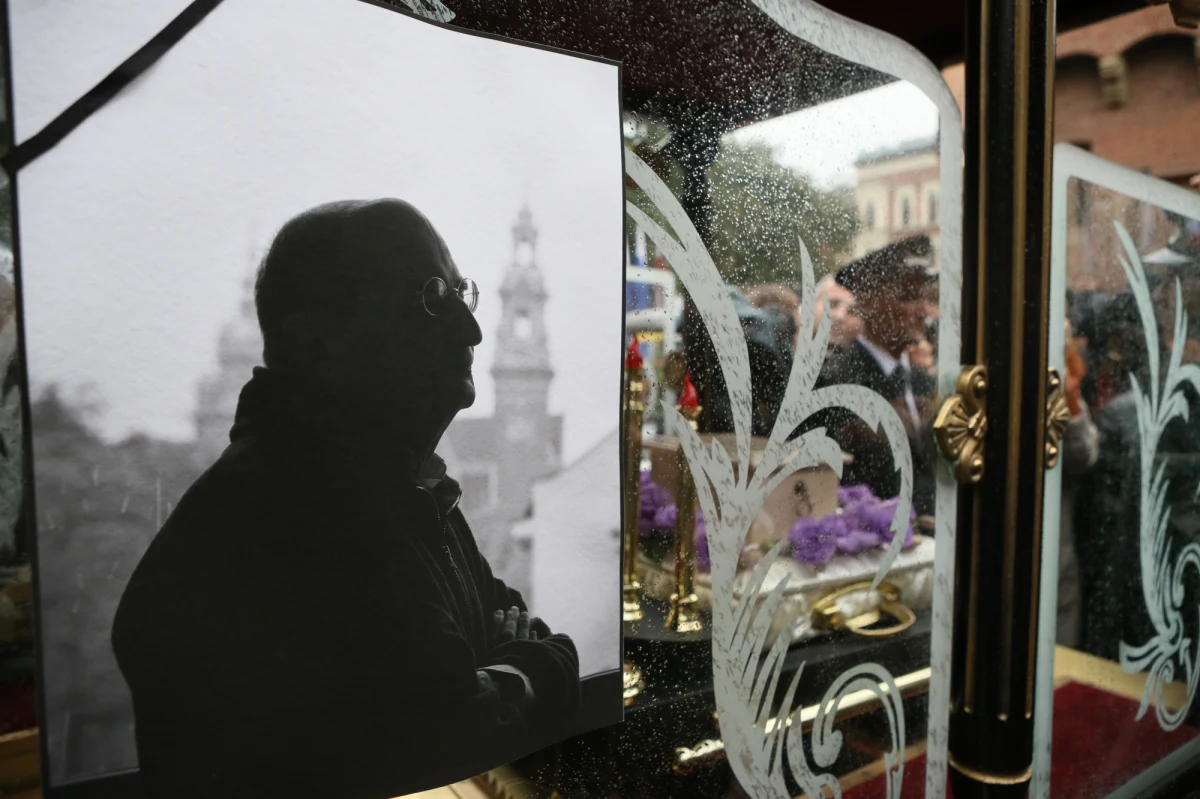 ​Sławomir Mrożek został pośmiertnie odznaczony Krzyżem Wielkim Orderu Odrodzenia Polski. Pisarza, jak odczytał w uzasadnieniu szef Kancelarii Prezydenta Jacek Michałowski, uhonorowano "w uznaniu wybitnych zasług dla kultury polskiej, za osiągnięcia w twórczości literackiej".