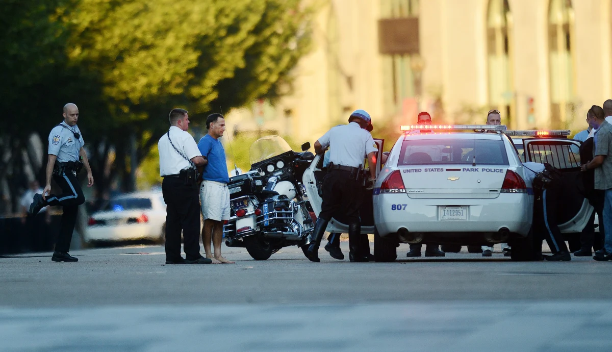 Aaron Alexis, który w poniedziałek zastrzelił 12 osób w kompleksie militarnym w Waszyngtonie, zanim sam zginął, miał różne zaburzenia psychiczne, łącznie z paranoją. Takie informacje podała agencja Associated Press powołując się na przedstawicieli organów ścigania.