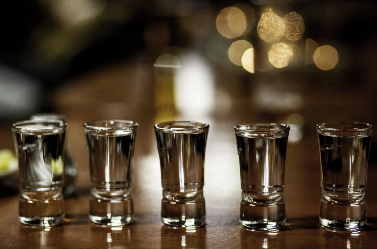 Dwadzieścia sześć butelek alkoholu zauważył pan młody z Bralina w Wielkopolsce, kiedy mężczyzna wynajęty do nakręcenia filmu z imprezy opuszczał jego wesele. Kamerzysta schował wódkę do pokrowców na kamerę, upchał ją również do kieszeni i rękawów marynarki. 