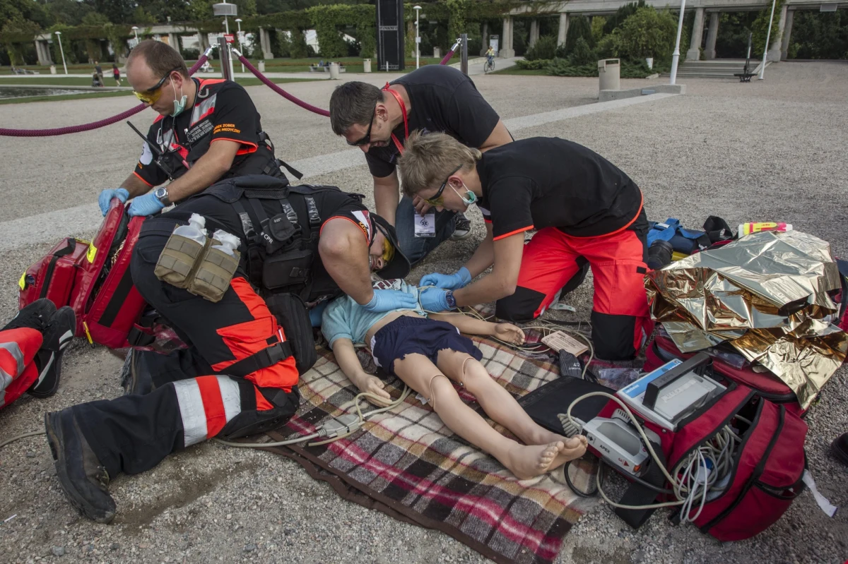 Chcesz mieć prawo jazdy? Musisz udowodnić, że potrafisz udzielić pierwszej pomocy. Na egzaminie na prawo jazdy znajdzie się dodatkowy egzamin z pierwszej pomocy przedmedycznej. I to praktyczny: z użyciem fantoma i defibrylatora. Takie rozwiązania znalazły się w poselskim projekcie, do którego dotarł dziennikarz RMF FM Mariusz Piekarski. 