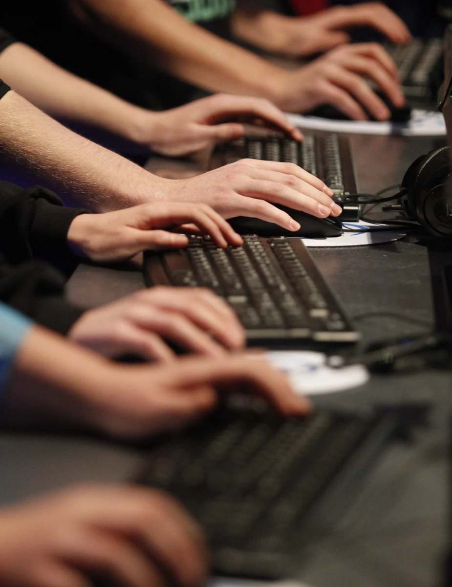 Problem internetowej prostytucji dzieci i młodzieży narasta i może dotyczyć co najmniej kilkudziesięciu tysięcy polskich nastolatków - pisze "Rzeczpospolita". Tak wynika z badań portalu społecznościowego nk.pl i instytutu badawczego Naukowa i Akademicka Sieć Komputerowa. Nawet 10 tys. 16-latków rozbiera się na wideoczatach. Z badań wynika, że 90 proc. z nich robi to za pieniądze.