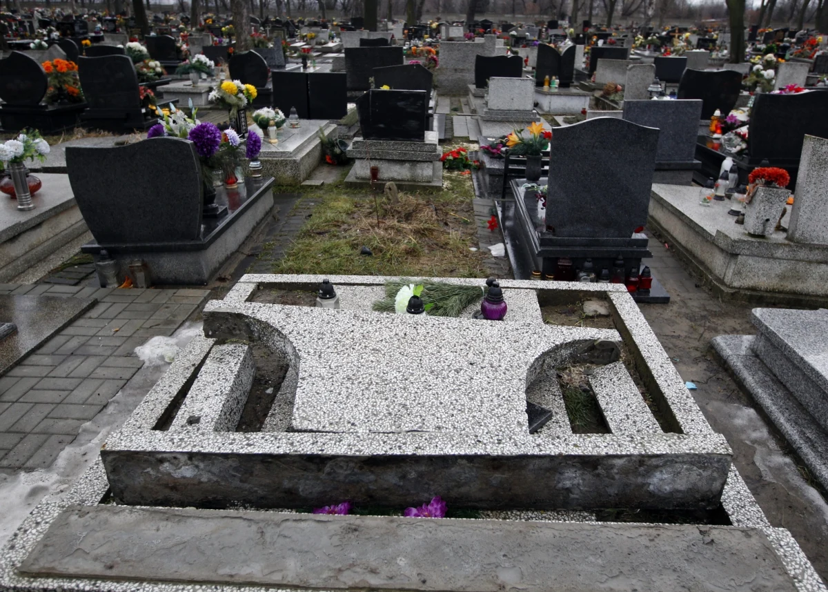 Dyspozytor Wojewódzkiego Pogotowia Ratunkowego w Katowicach zapewne na bardzo długo zapamięta noc sprzed kilku dni. Tuż po północy odebrał bowiem niespotykane wezwanie. Zadzwonił do niego mężczyzna prosto z... grobu - pisze "Dziennik Zachodni". 