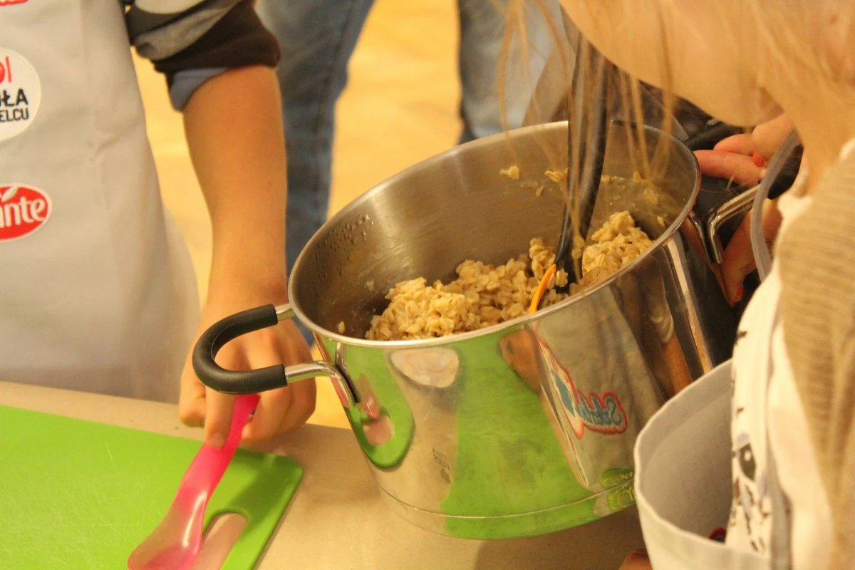 Warzywa i owoce też mogą super smakować - mówią jednym głosem dzieci, które wzięły udział w warsztatach kulinarnych w urzędzie wojewódzkim w Olsztynie. 