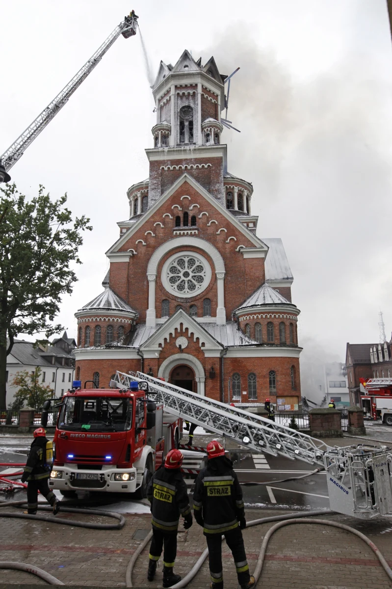 Białostocka prokuratura formalnie wszczęła śledztwo, które ma ustalić okoliczności i przyczyny pożaru kościoła św. Wojciecha. W niedzielę spłonęła tam konstrukcja dachu kościelnej wieży. Straty materialne oszacowano na 4 mln zł.