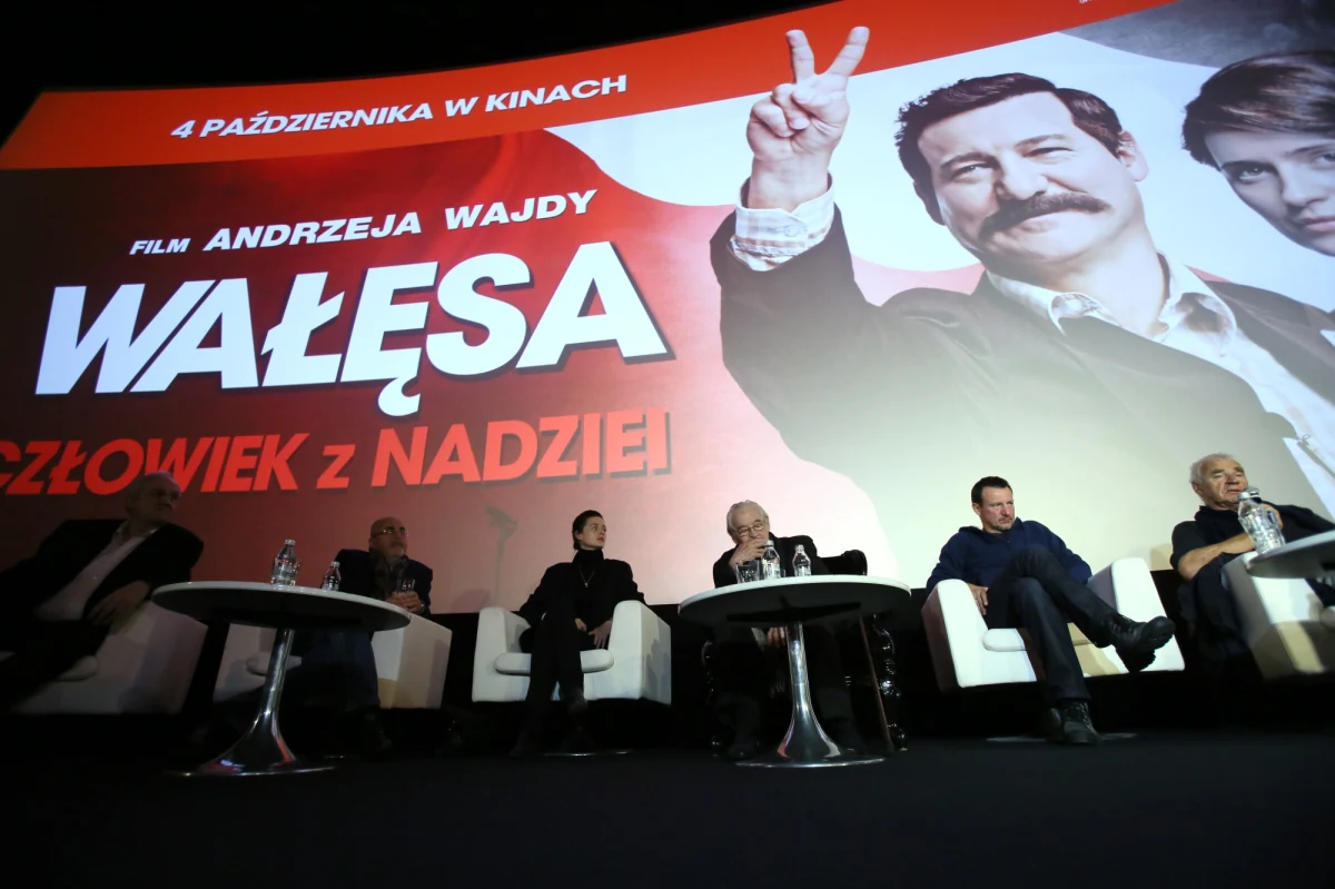 "Wałęsa. Człowiek z nadziei" w reżyserii Andrzeja Wajdy, z Robertem Więckiewiczem i Agnieszką Grochowską w rolach głównych, będzie polskim kandydatem do Oscara w kategorii najlepszy obraz nieanglojęzyczny. Taką informację przekazał Polski Instytut Sztuki Filmowej.