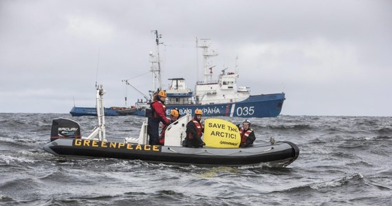 Dwoje działaczy Greenpeace zostało zatrzymanych przez straż graniczną Rosji po tym, gdy wspięli się na należącą do koncernu Gazprom platformę wiertniczą Prirazłomnaja na Morzu Peczorskim i przywiązali się do niej linami. Rzecznik prasowy polskiego oddziału organizacji Jacek Winiarski poinformował, że wśród załogi statku Greenpeace jest Polak - aktywista z Gdańska.