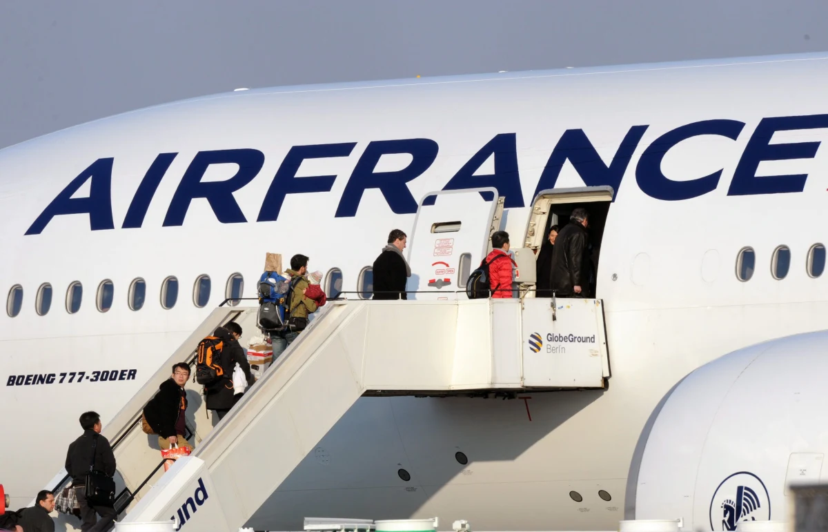 Francuskie linie lotnicze Air France poinformowały o planach redukcji kolejnych 2,8 tys. miejsc pracy przez dobrowolne zwolnienia, aby przywrócić rentowność w obliczu rosnącej konkurencji, niskiego wzrostu ruchu pasażerskiego oraz wysokich cen paliwa. 